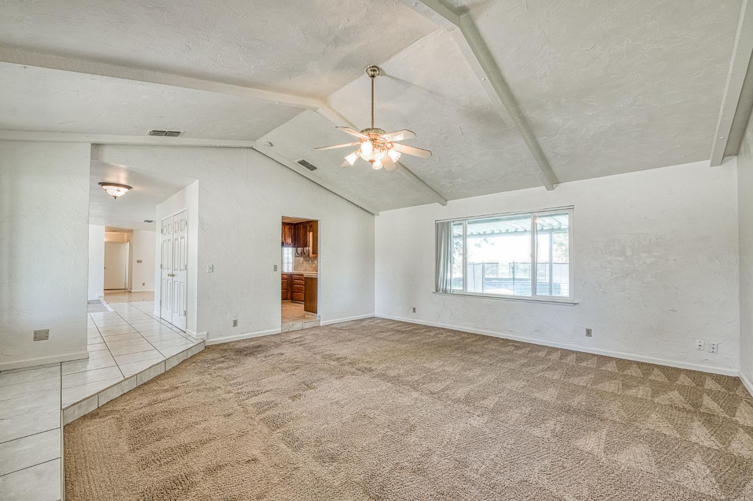 10763 E Ashlan Ave, Sanger, CA 93657