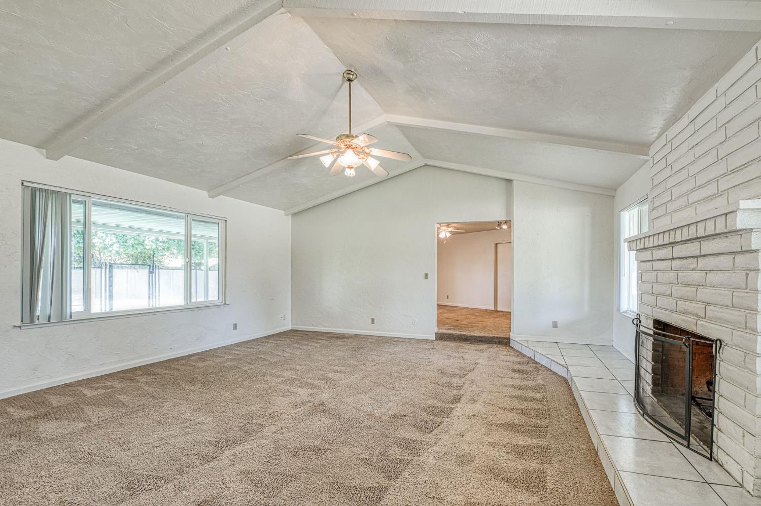 10763 E Ashlan Ave, Sanger, CA 93657