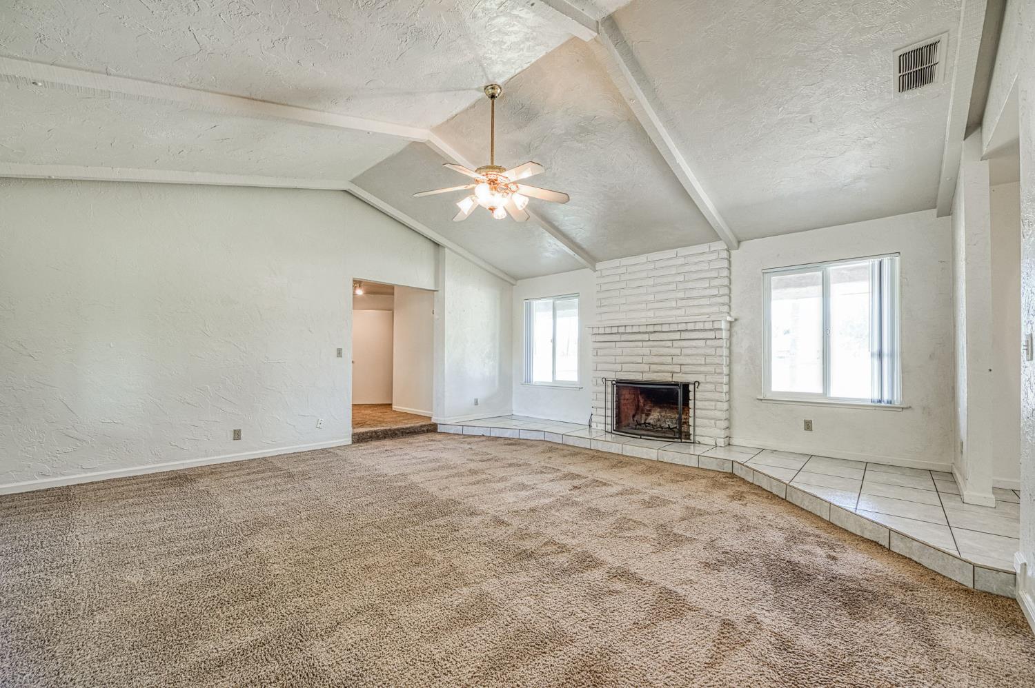 10763 E Ashlan Ave, Sanger, CA 93657
