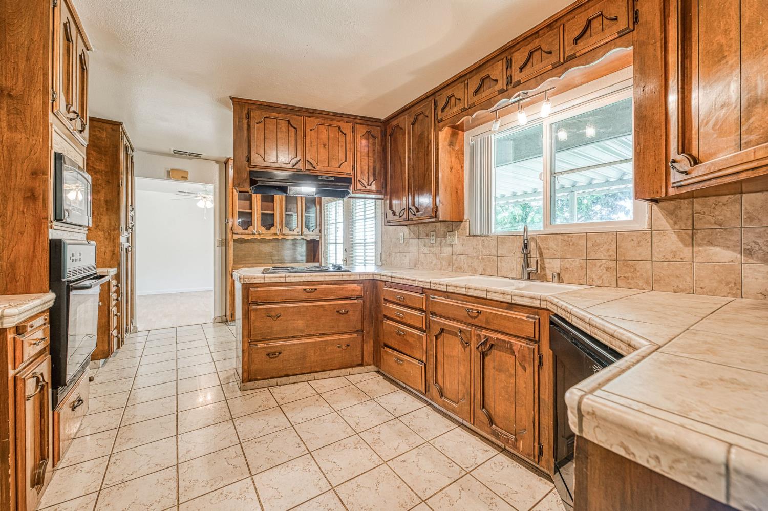 10763 E Ashlan Ave, Sanger, CA 93657