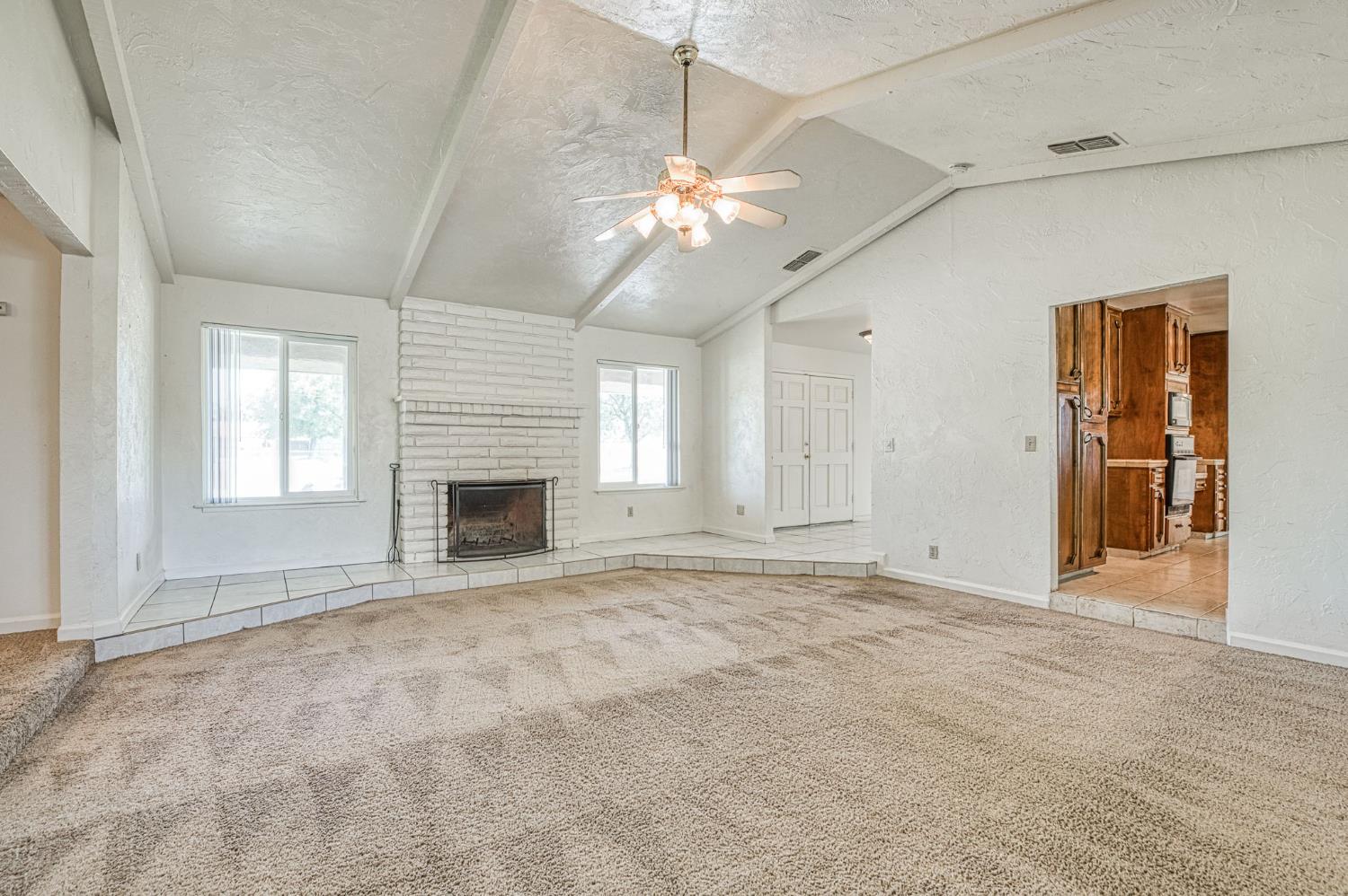 10763 E Ashlan Ave, Sanger, CA 93657