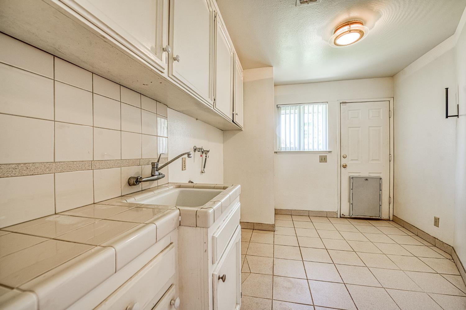 10763 E Ashlan Ave, Sanger, CA 93657