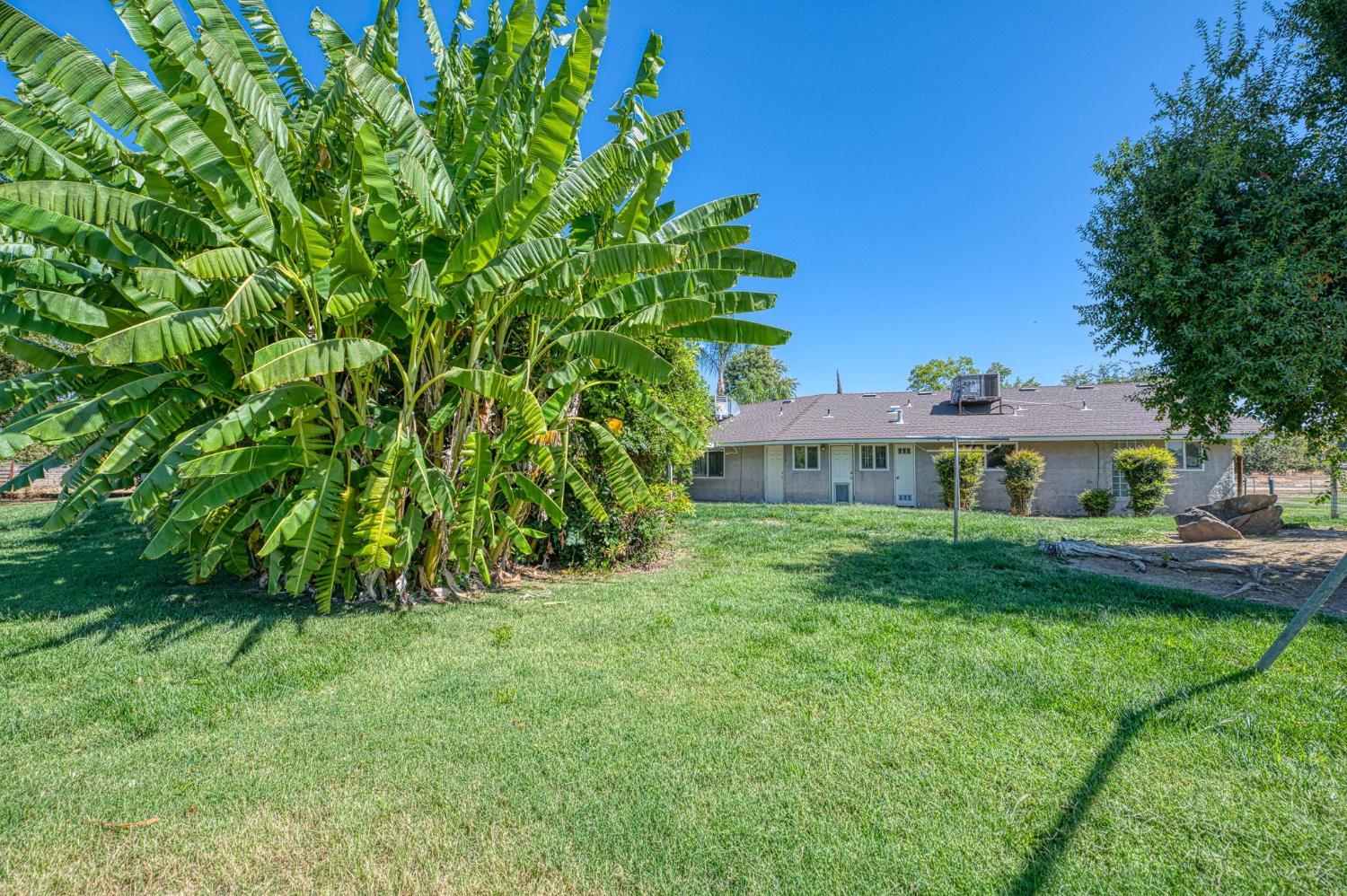 10763 E Ashlan Ave, Sanger, CA 93657