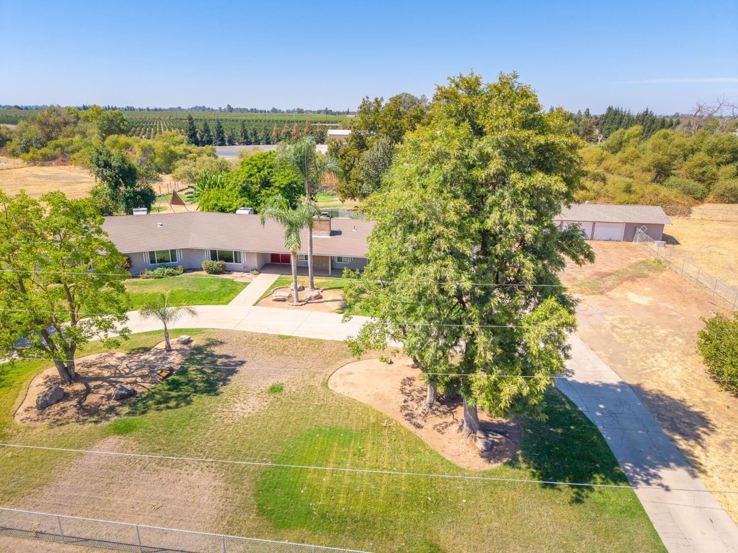 10763 E Ashlan Ave, Sanger, CA 93657