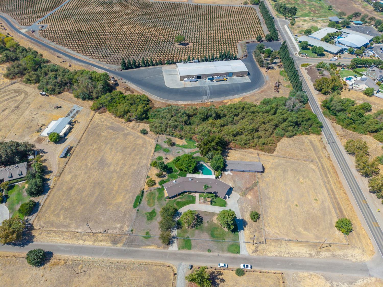 10763 E Ashlan Ave, Sanger, CA 93657