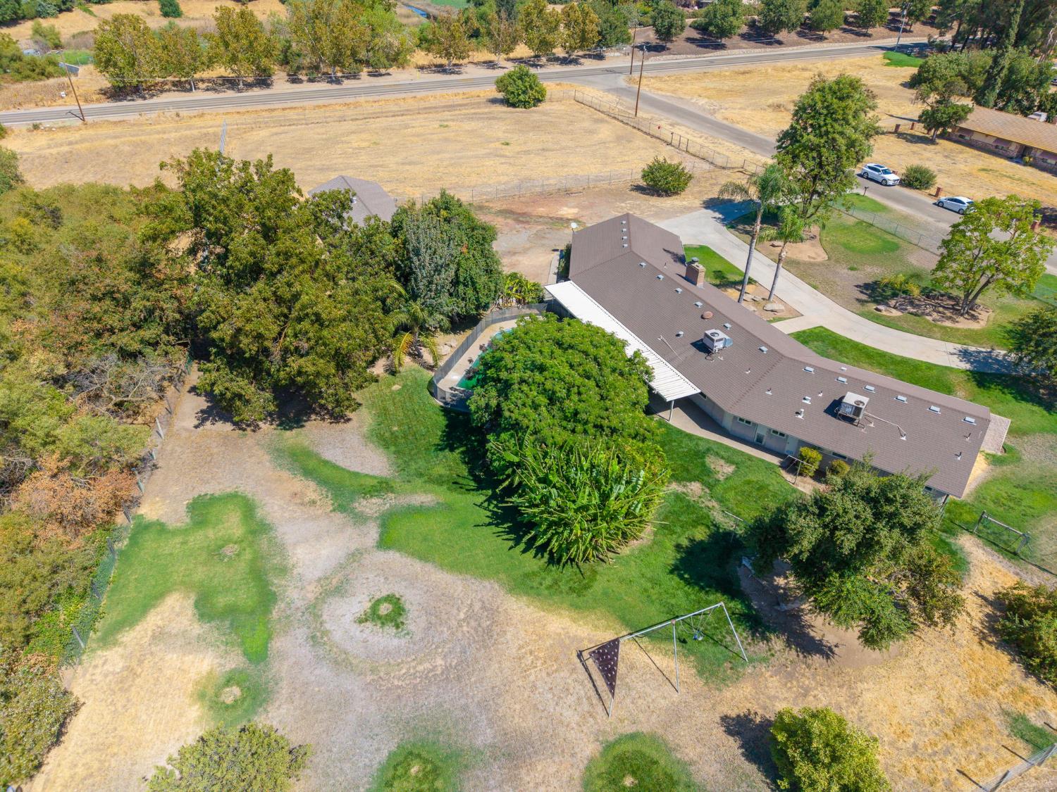 10763 E Ashlan Ave, Sanger, CA 93657