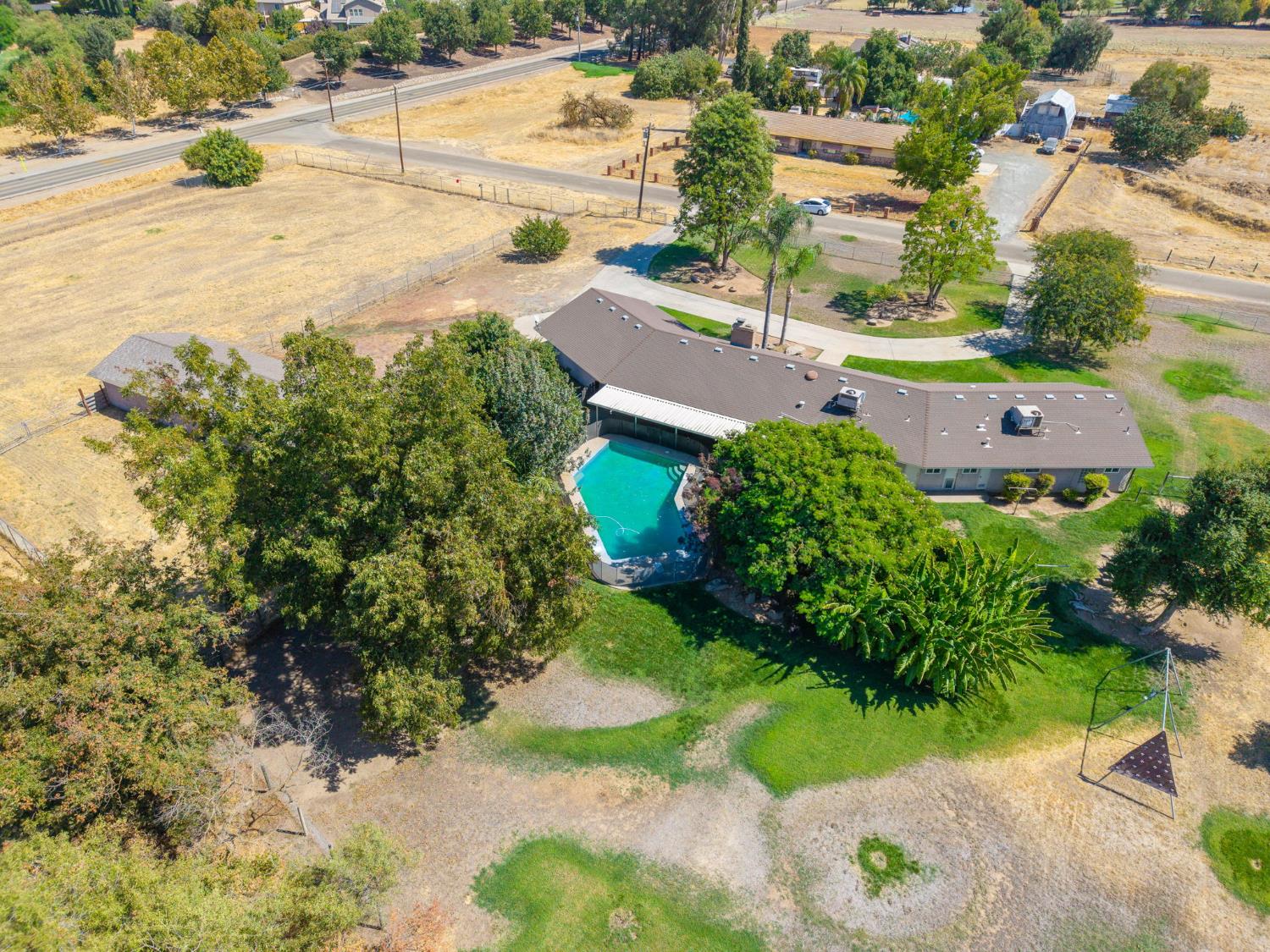 10763 E Ashlan Ave, Sanger, CA 93657