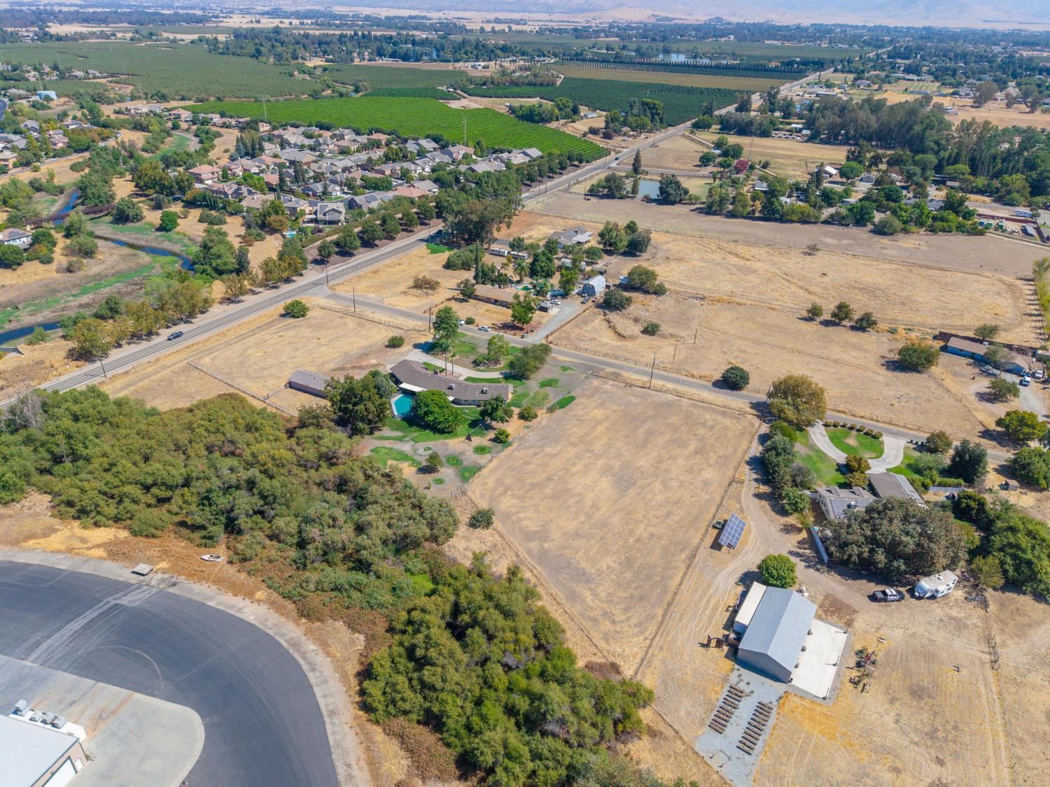 10763 E Ashlan Ave, Sanger, CA 93657