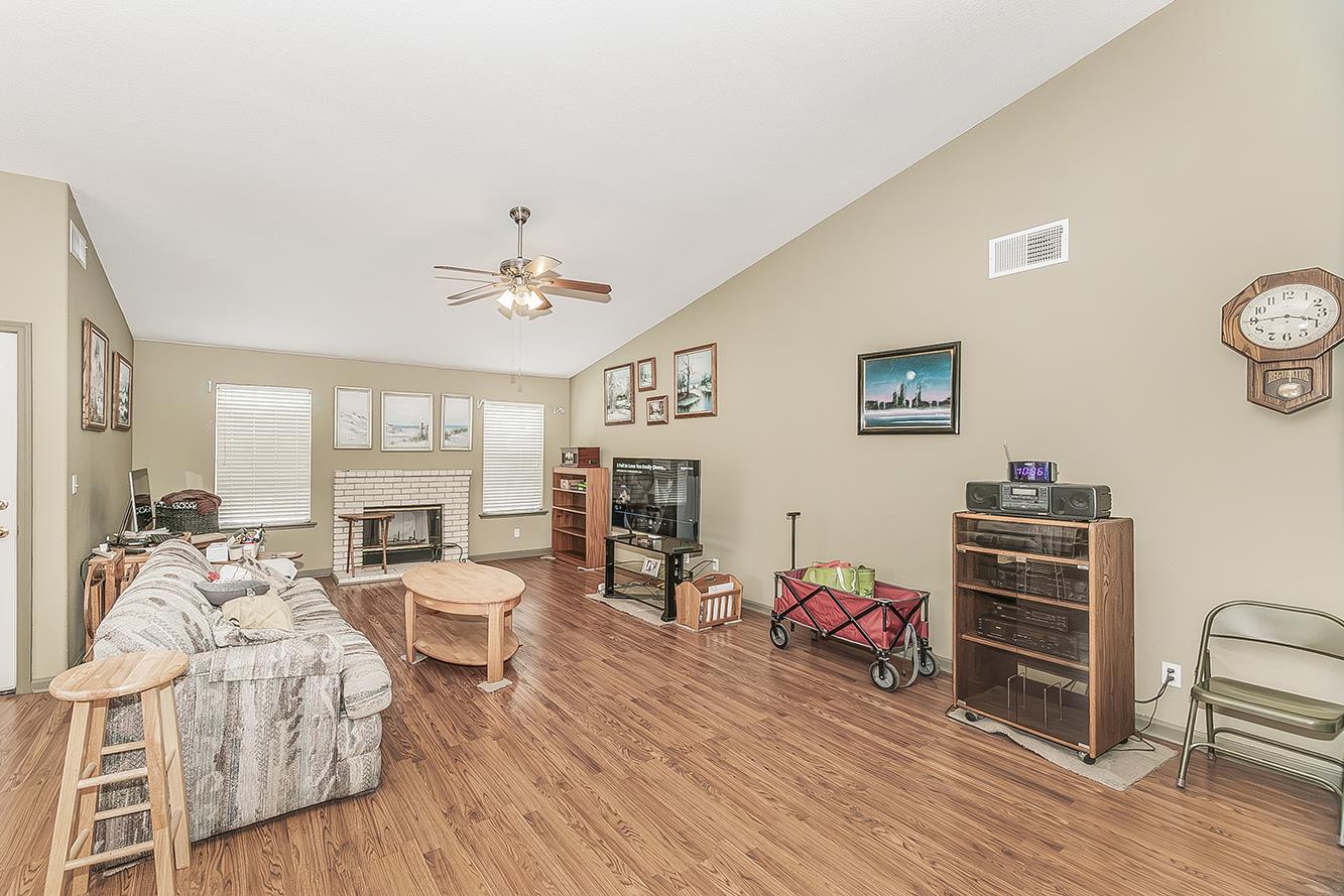 6181 N Gilroy, Fresno, CA 93722
