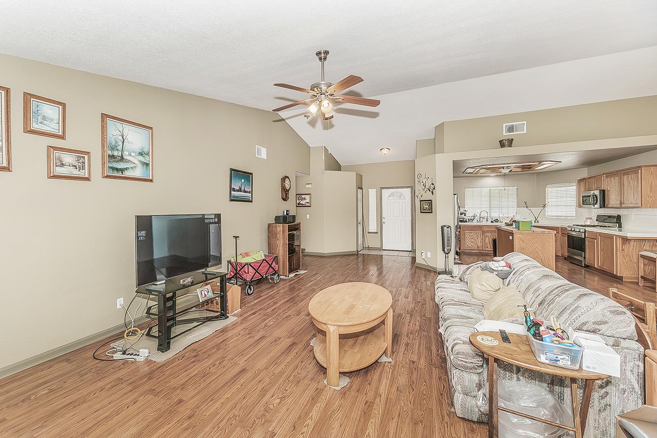 6181 N Gilroy, Fresno, CA 93722
