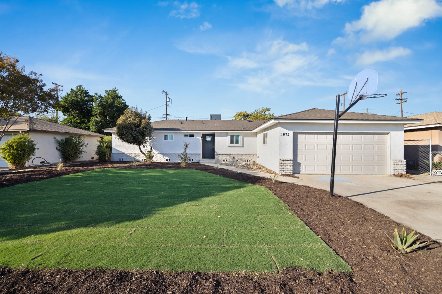 1675 E Echo, Dinuba, CA 93618