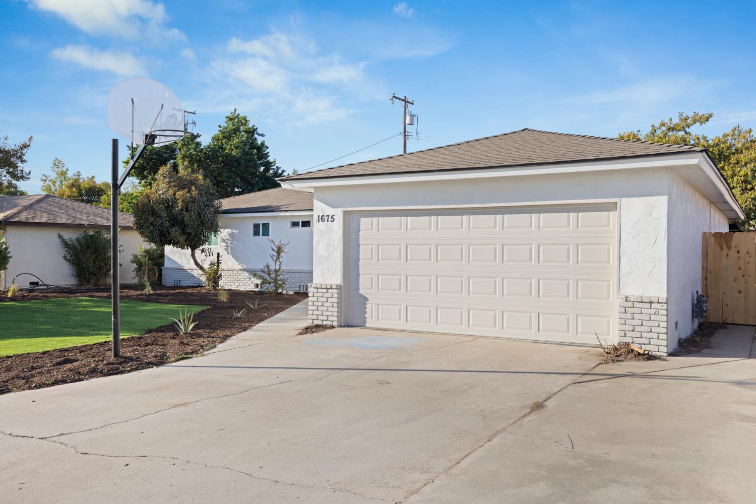 1675 E Echo, Dinuba, CA 93618