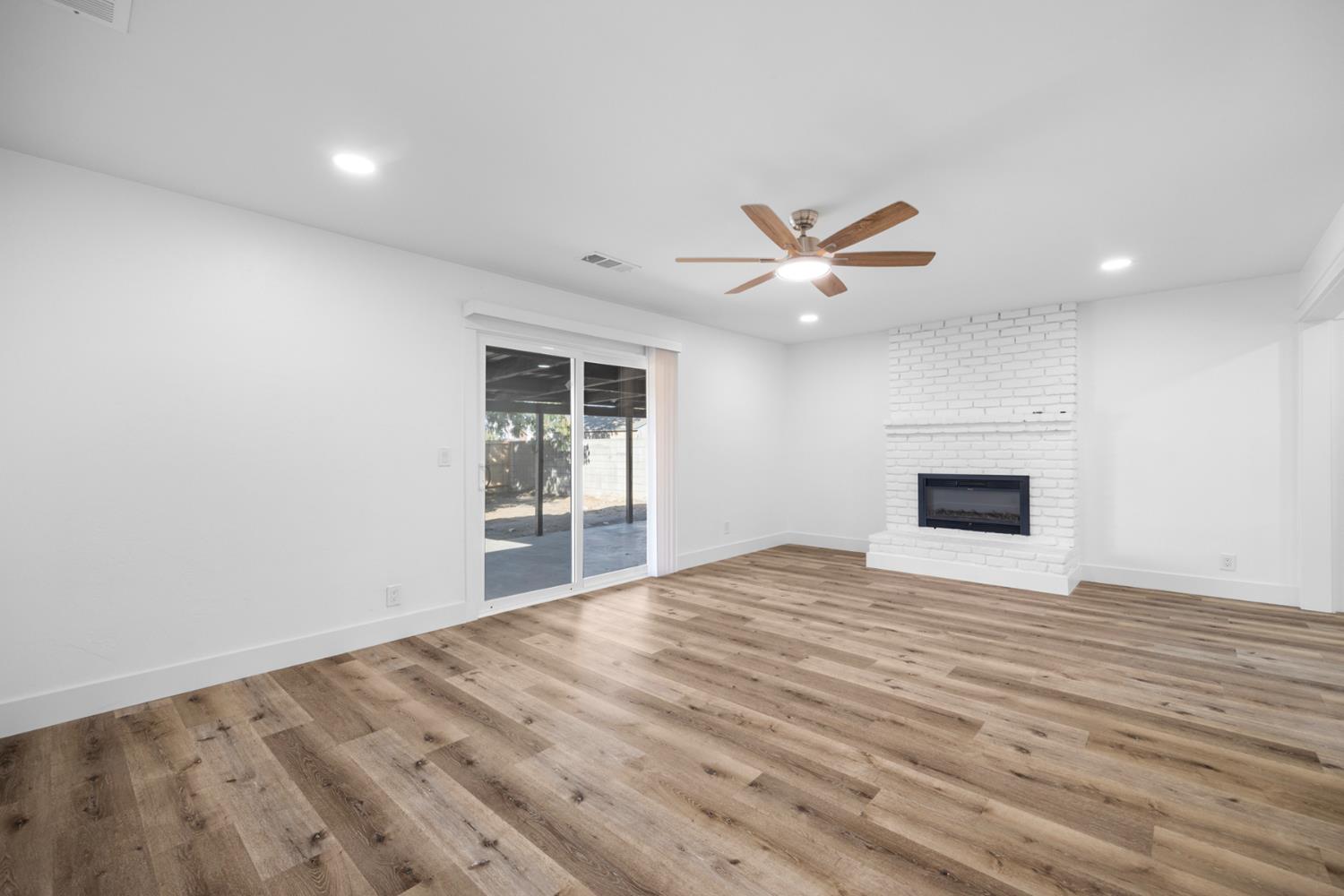 1675 E Echo, Dinuba, CA 93618