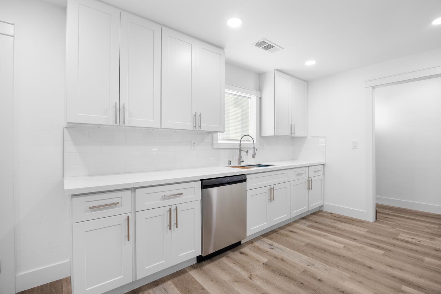 1675 E Echo, Dinuba, CA 93618