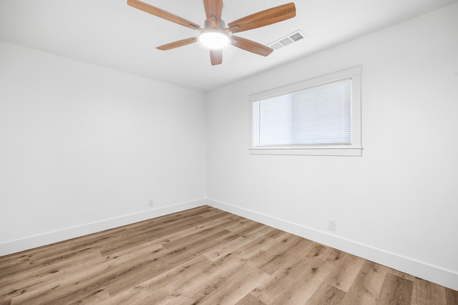 1675 E Echo, Dinuba, CA 93618