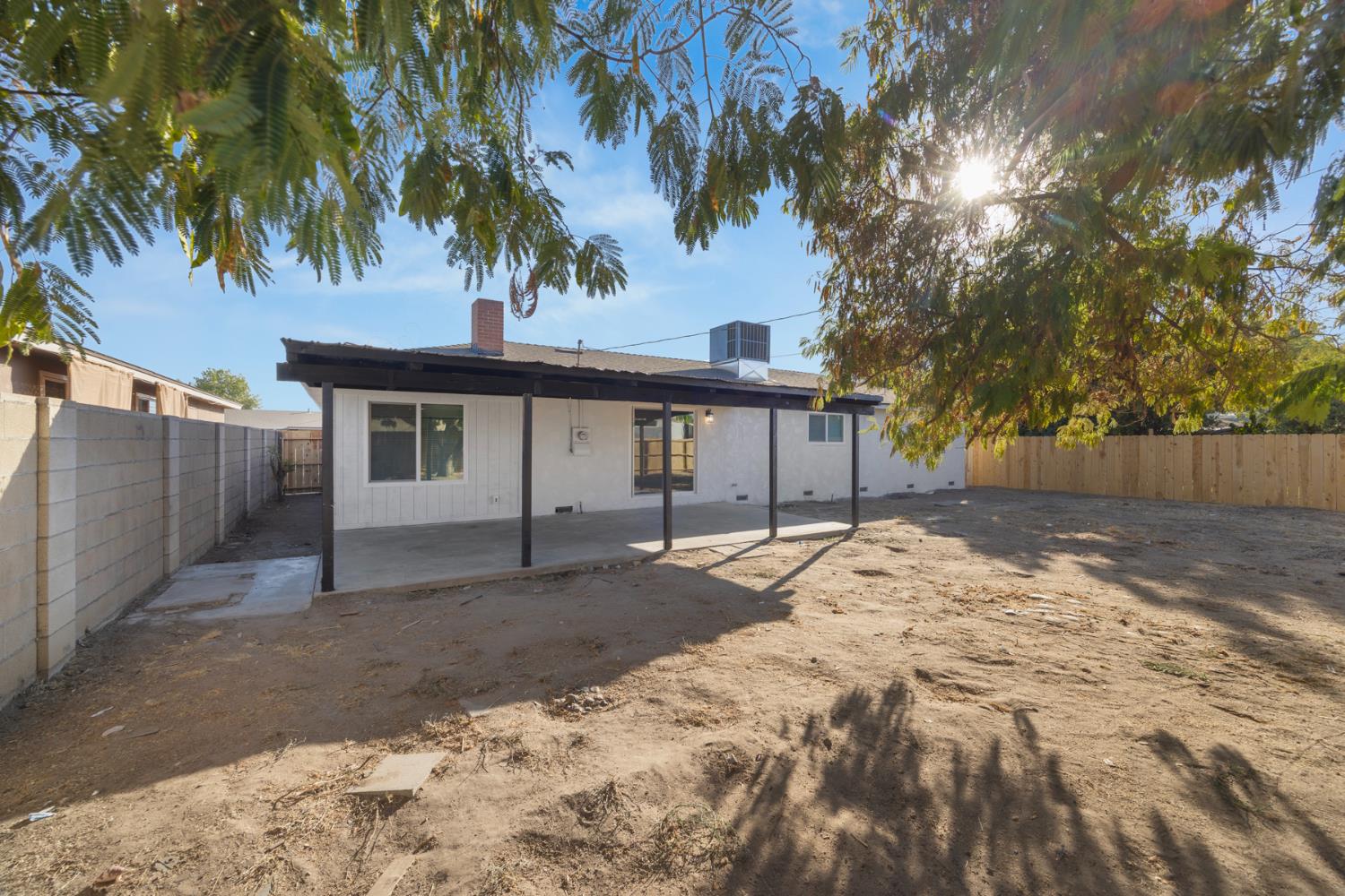1675 E Echo, Dinuba, CA 93618