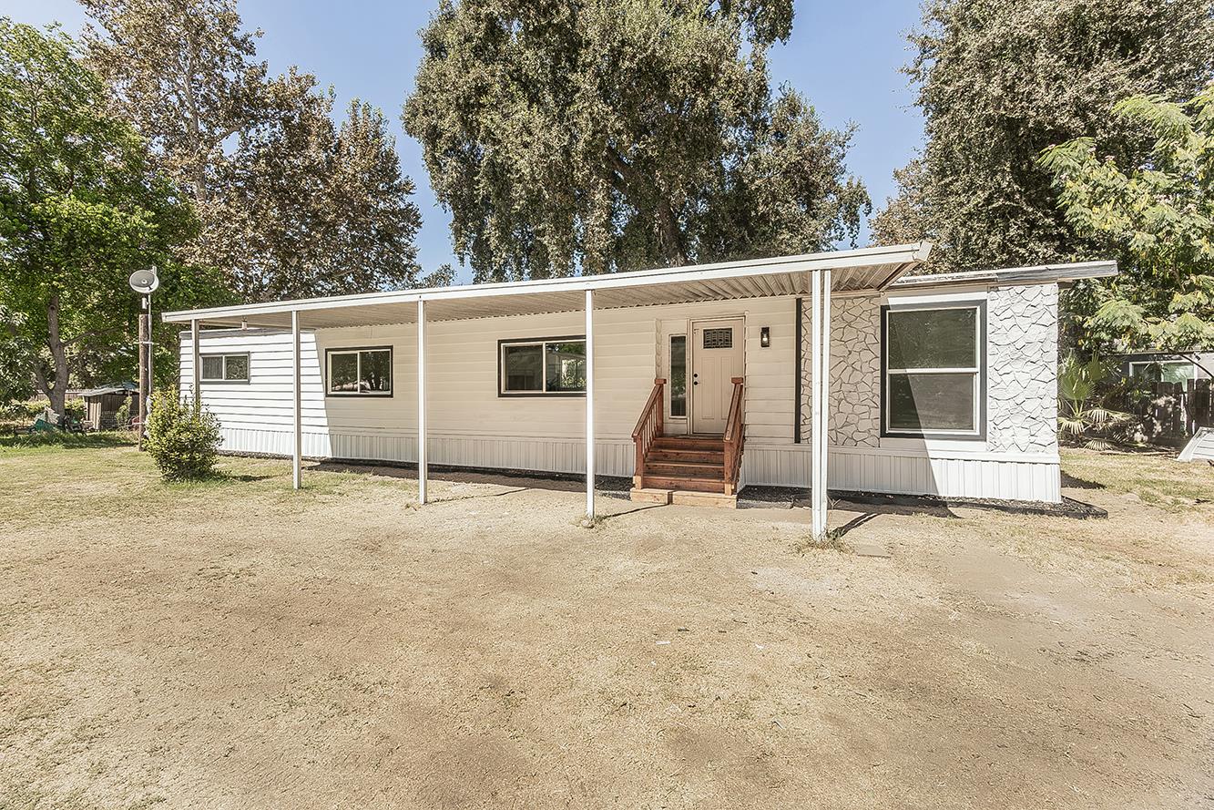17604 E Kings Canyon Rd, Sanger, CA 93657