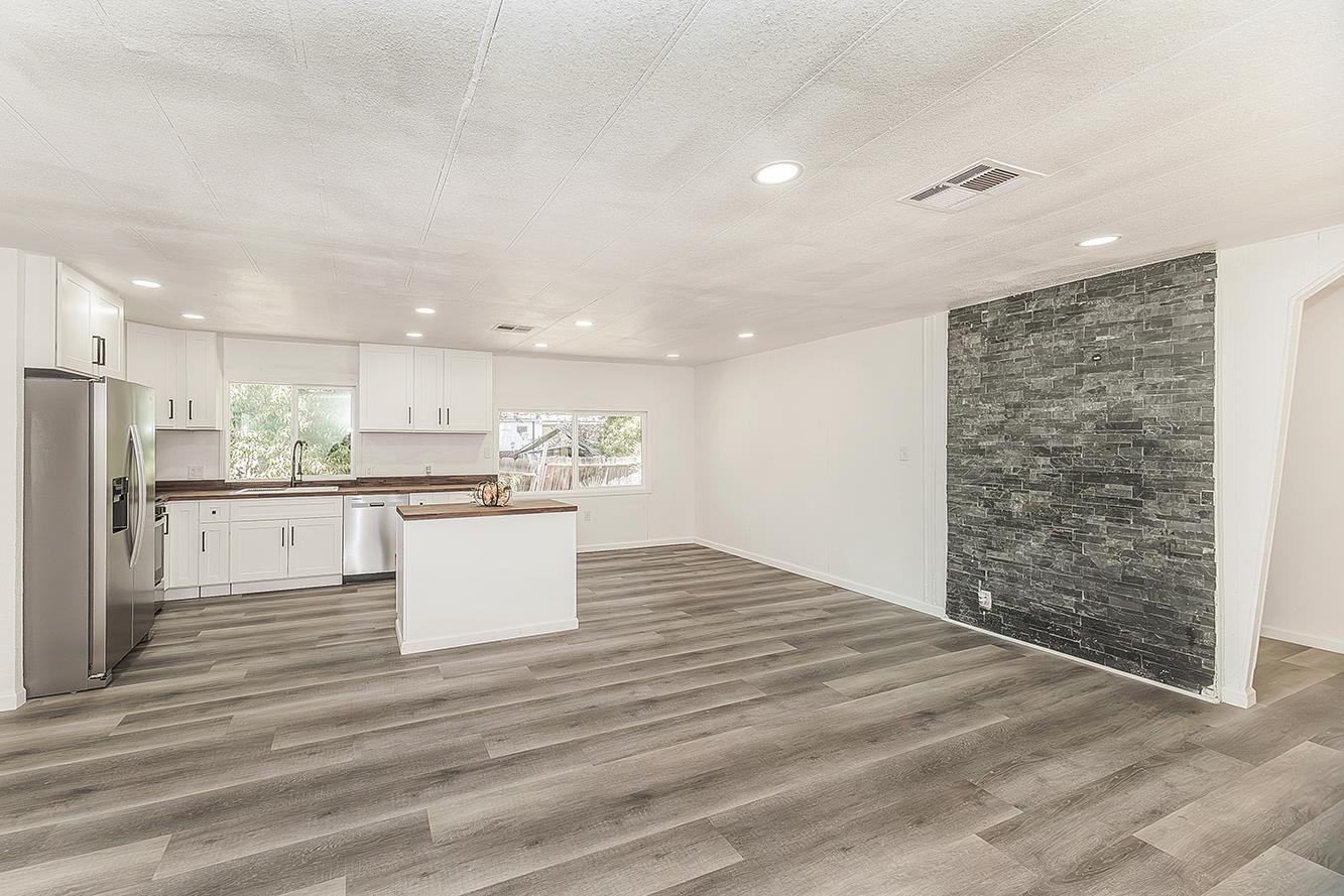 17604 E Kings Canyon Rd, Sanger, CA 93657