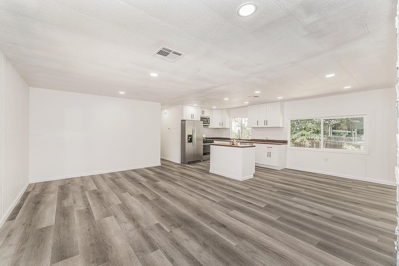 17604 E Kings Canyon Rd, Sanger, CA 93657