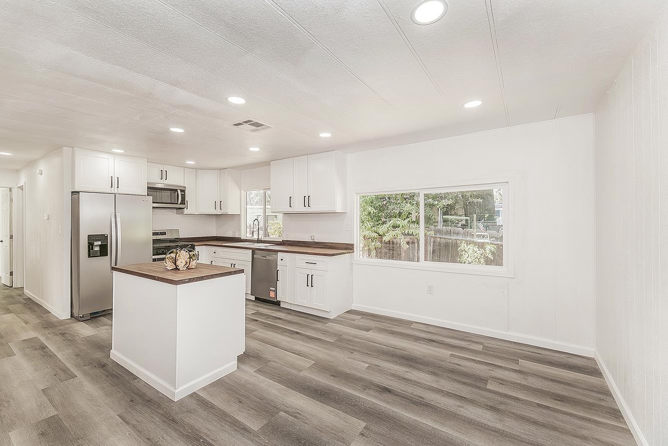 17604 E Kings Canyon Rd, Sanger, CA 93657