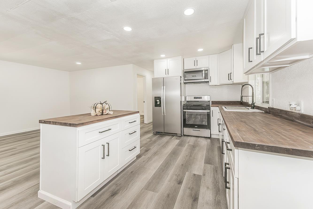 17604 E Kings Canyon Rd, Sanger, CA 93657