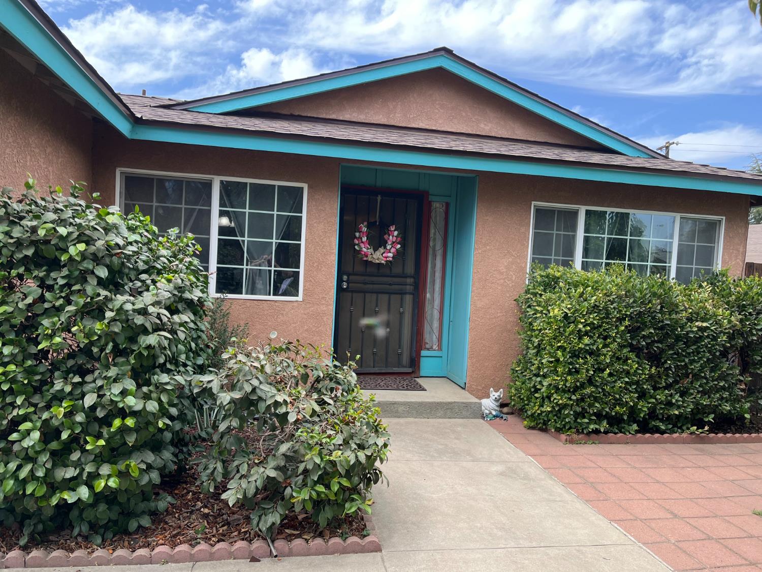 1291 Hume Dr, Sanger, CA 93657