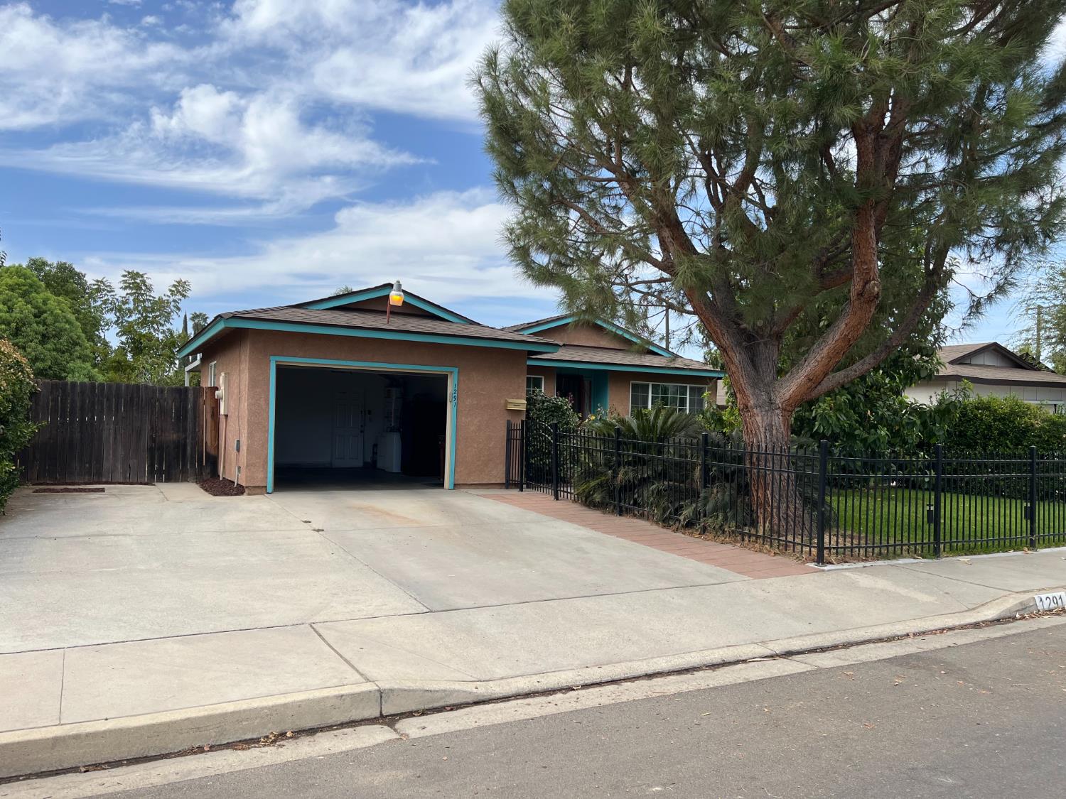 1291 Hume Dr, Sanger, CA 93657