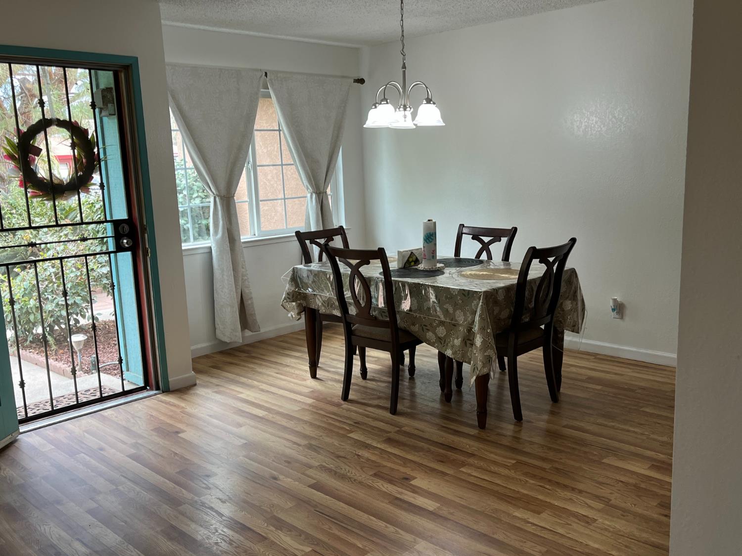 1291 Hume Dr, Sanger, CA 93657
