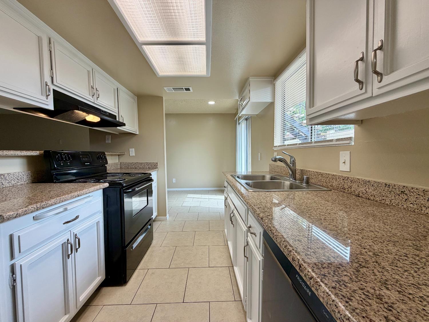 1250 E Shaw Ave #122, Fresno, CA 93710