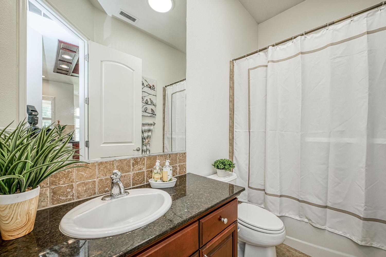 5651 N Caspian Ave, Fresno, CA 93723