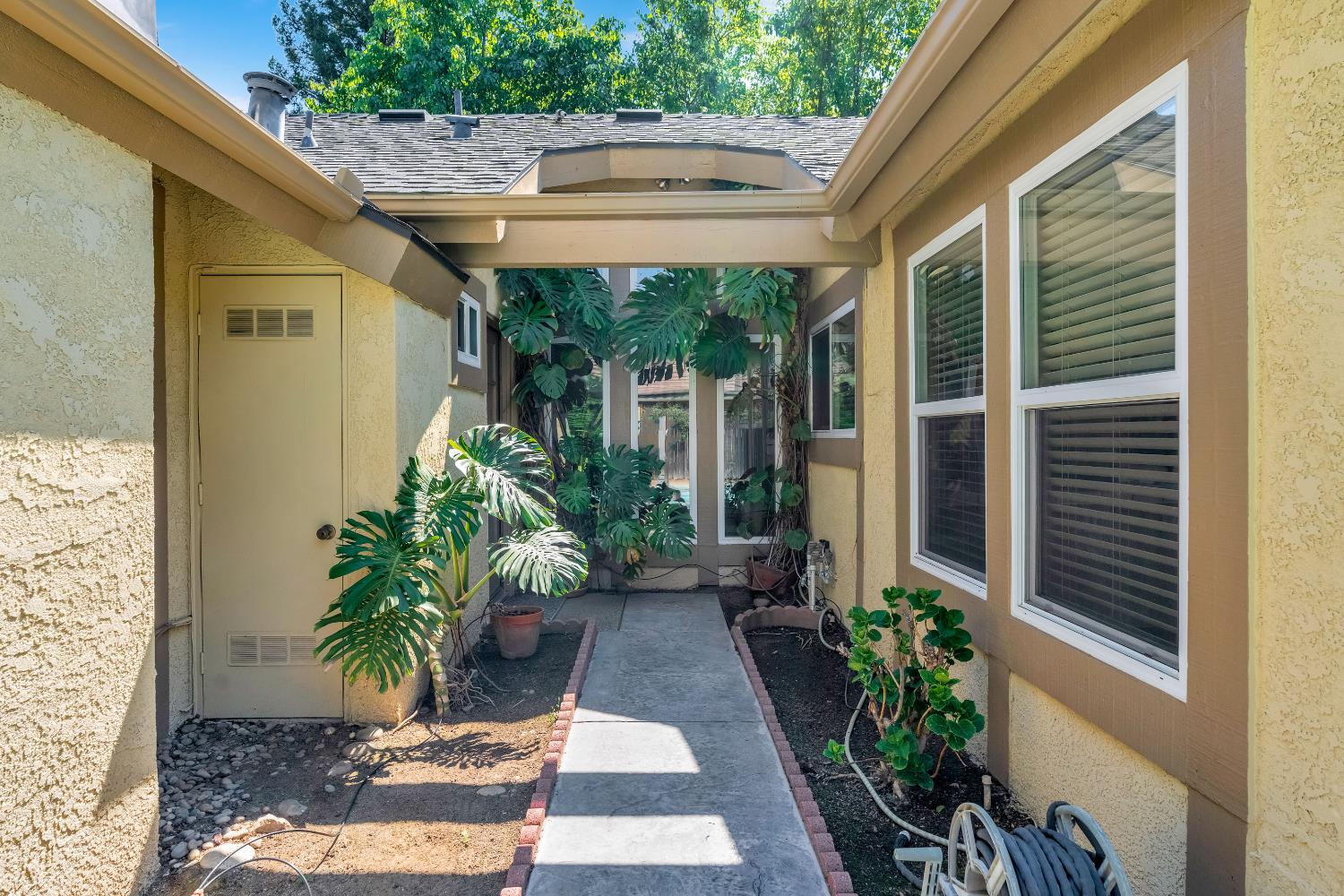 674 E Cole Ave, Fresno, CA 93720