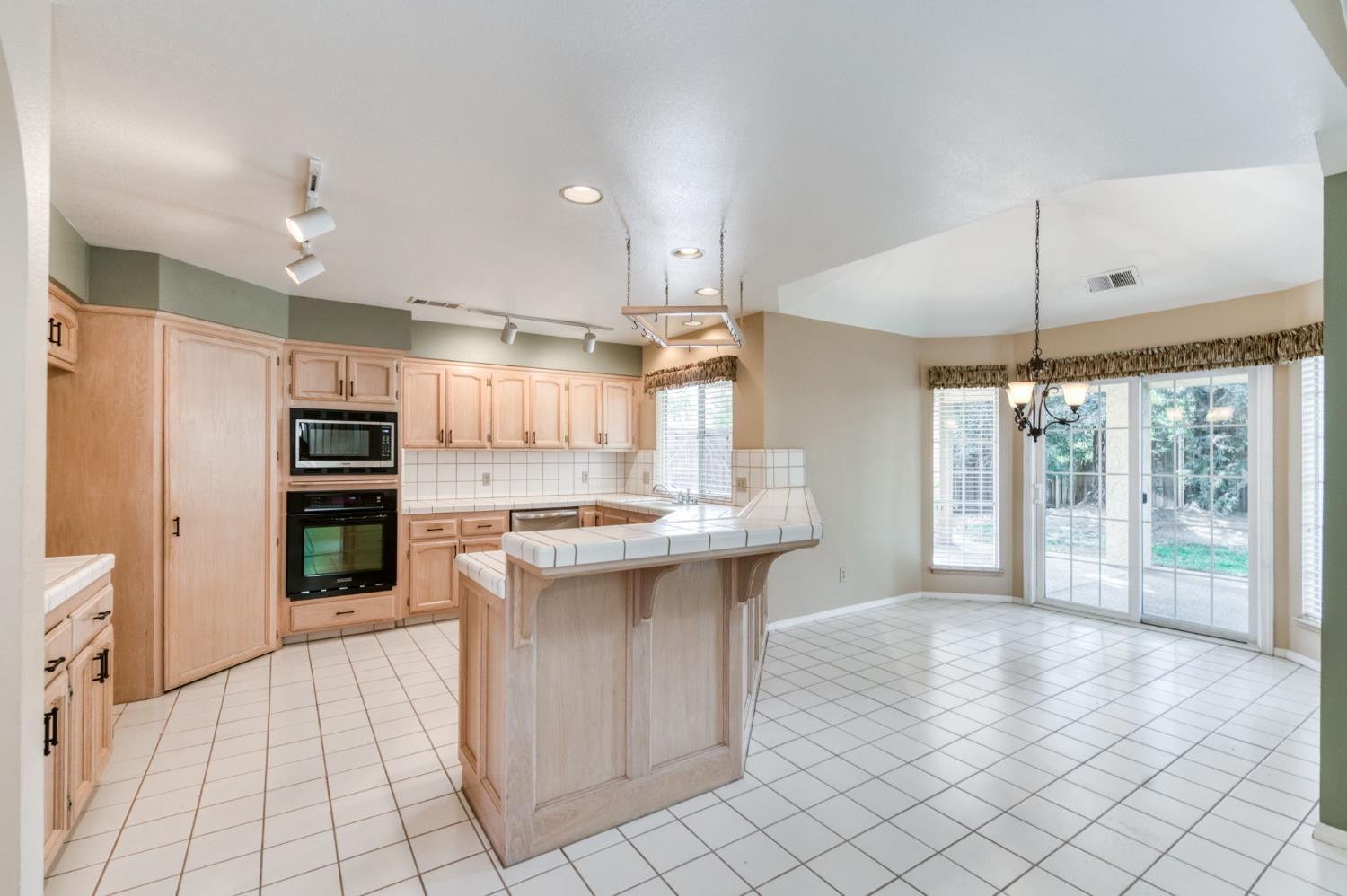 1453 E Decatur Ave, Fresno, CA 93720