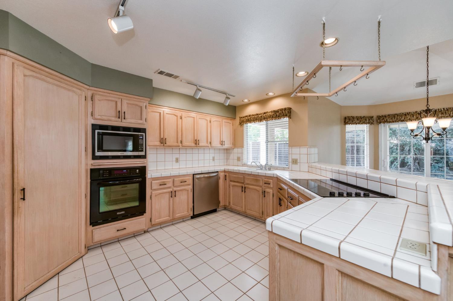 1453 E Decatur Ave, Fresno, CA 93720