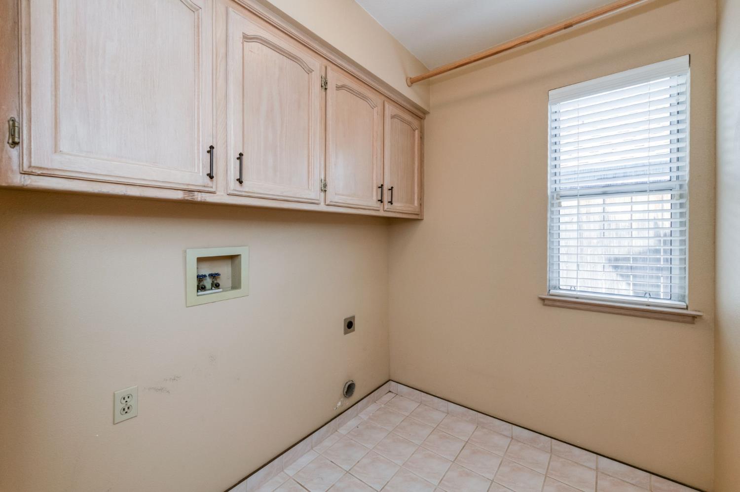 1453 E Decatur Ave, Fresno, CA 93720