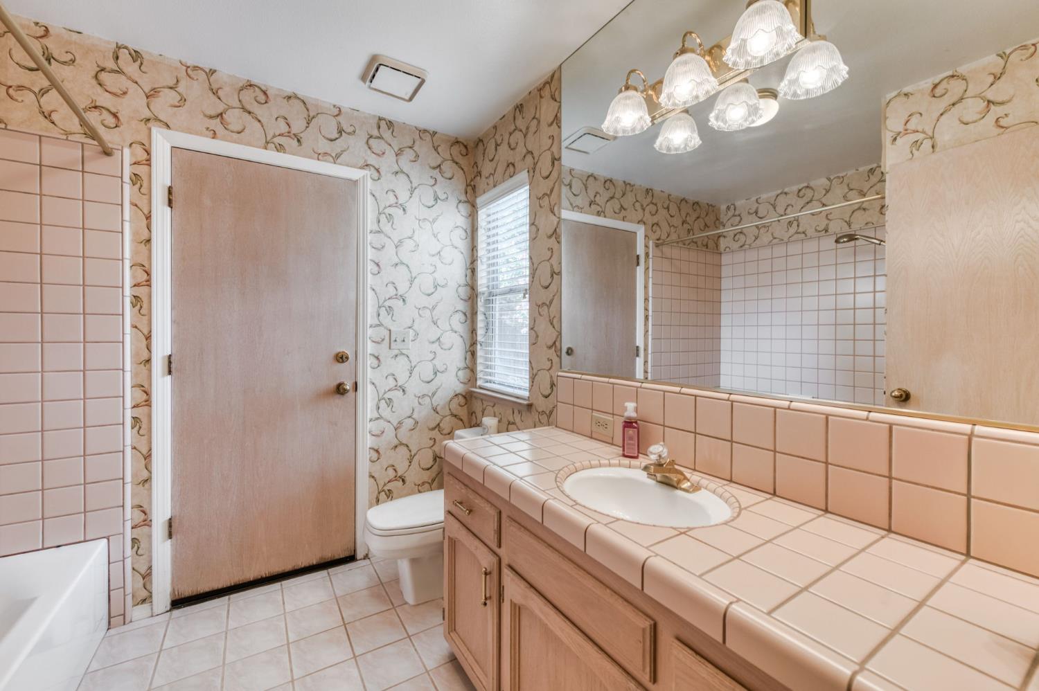1453 E Decatur Ave, Fresno, CA 93720