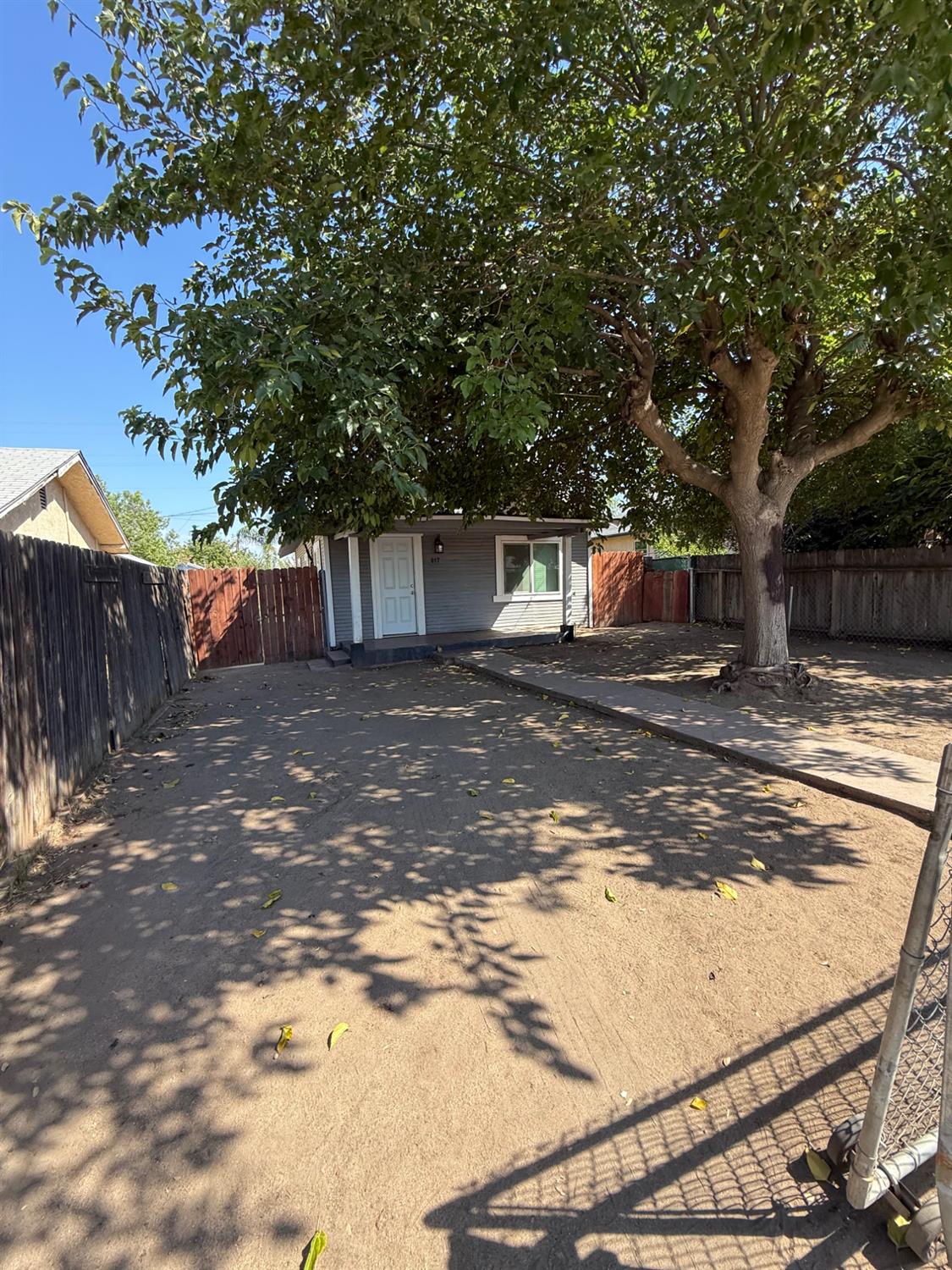 817 S 8Th St, Fresno, CA 93702