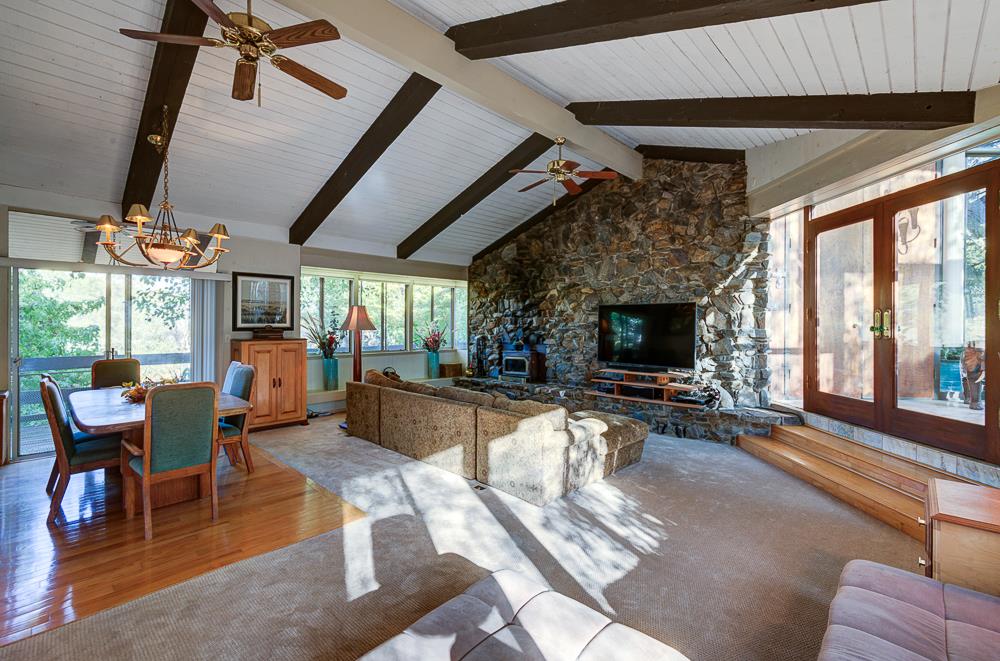 21197 Tollhouse Rd, Clovis, CA 93619