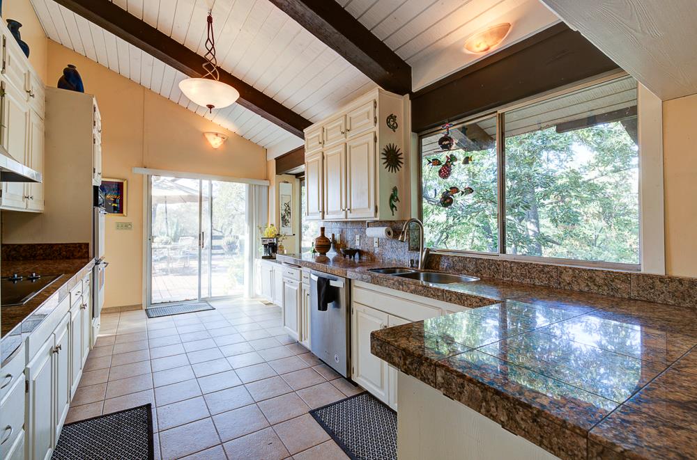 21197 Tollhouse Rd, Clovis, CA 93619