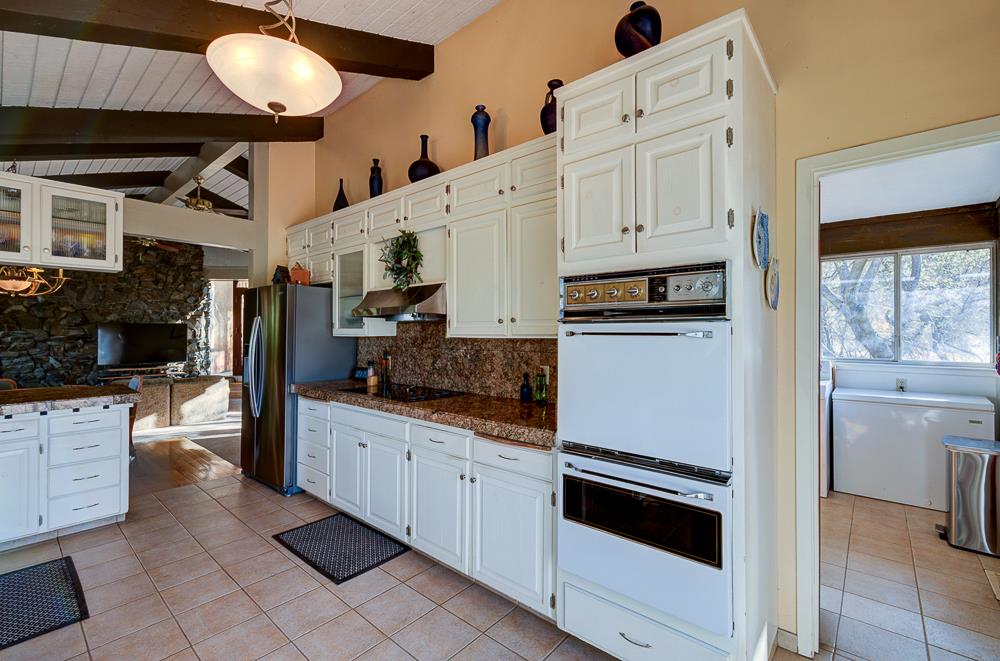 21197 Tollhouse Rd, Clovis, CA 93619