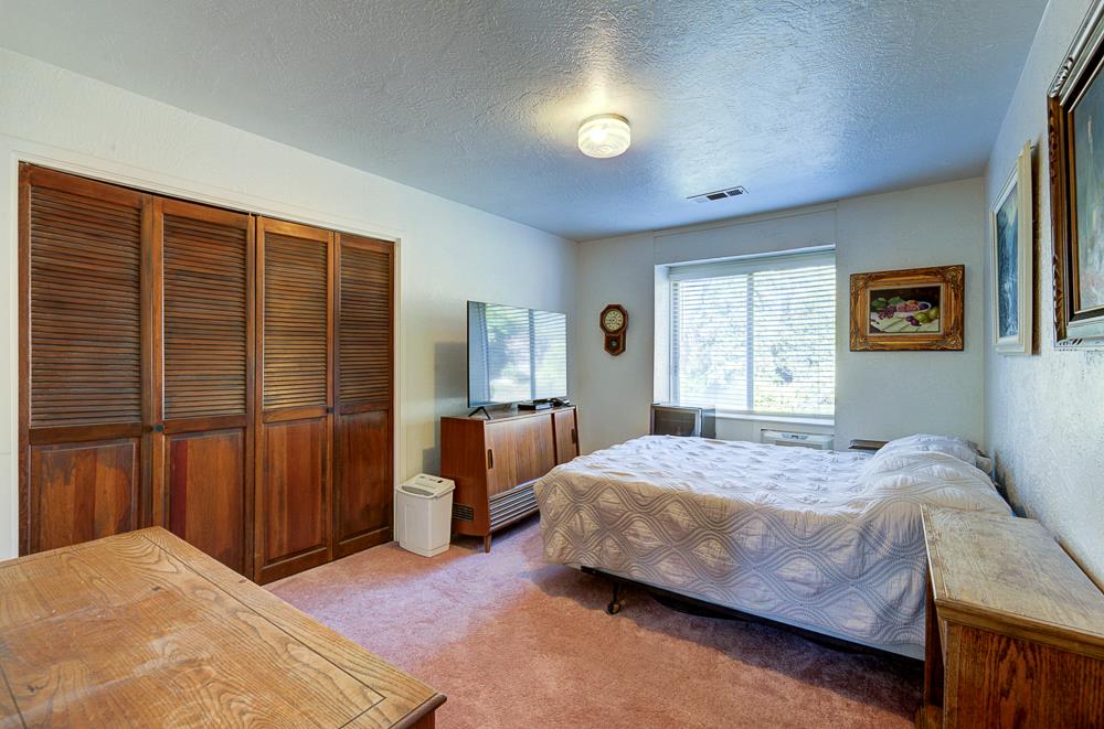 21197 Tollhouse Rd, Clovis, CA 93619