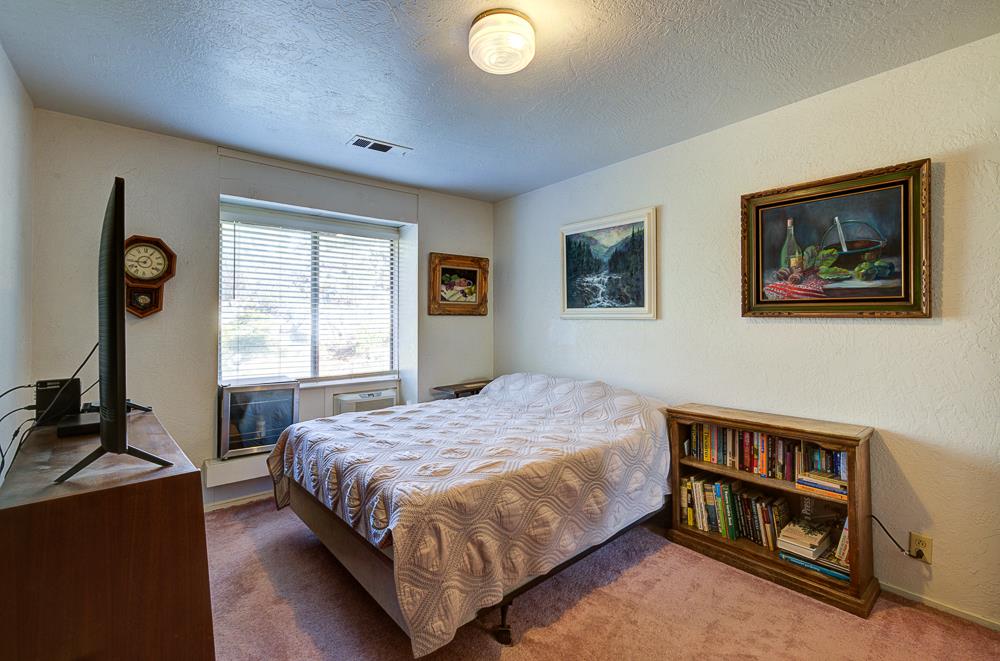 21197 Tollhouse Rd, Clovis, CA 93619