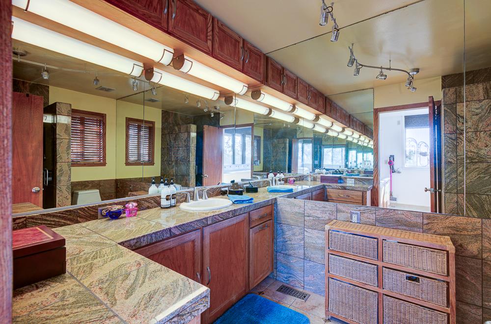 21197 Tollhouse Rd, Clovis, CA 93619