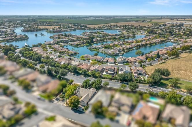4769 N Emerald Peak Dr, Clovis, CA 93619