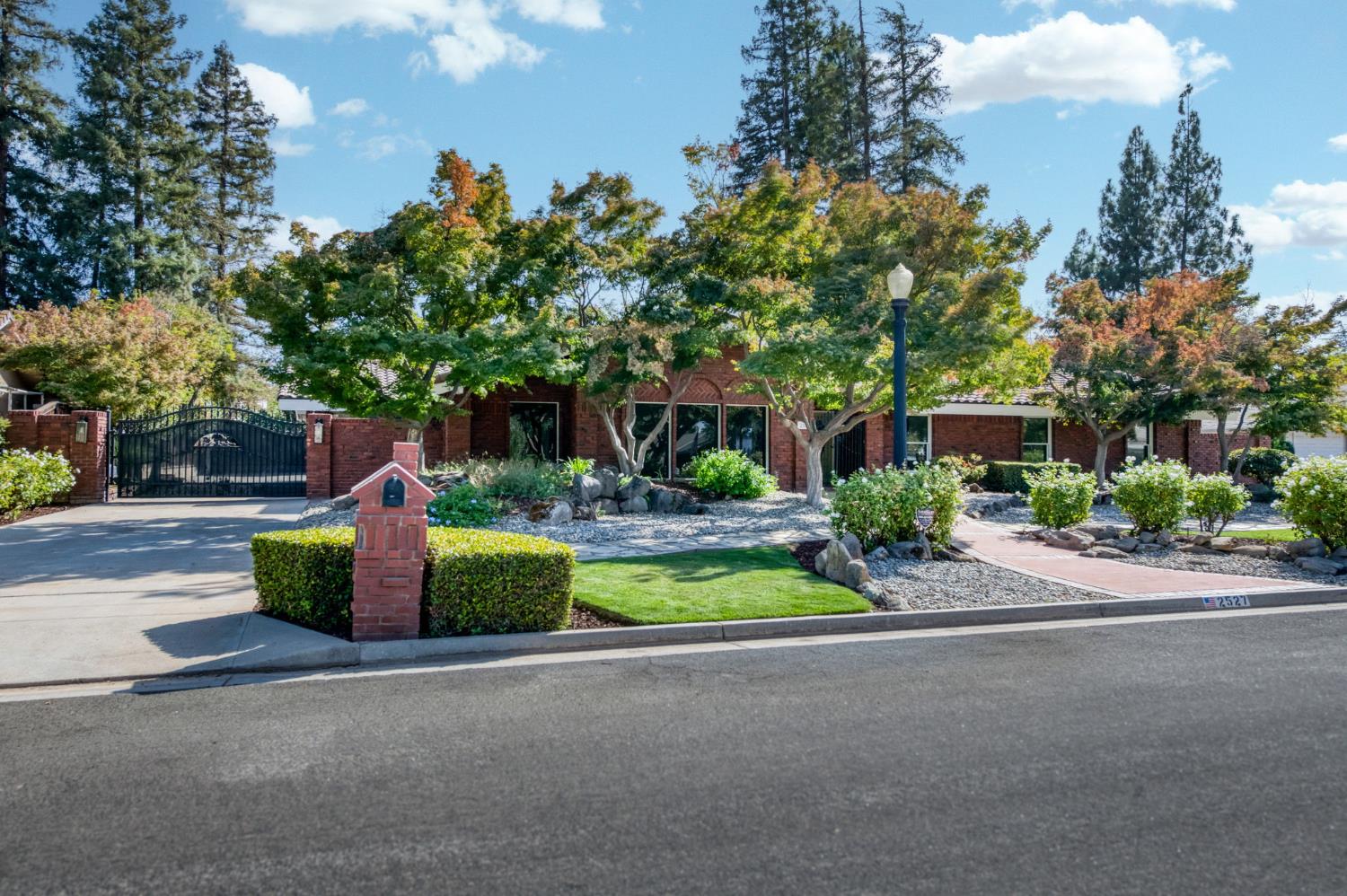 2527 W San Madele Ave, Fresno, CA 93711