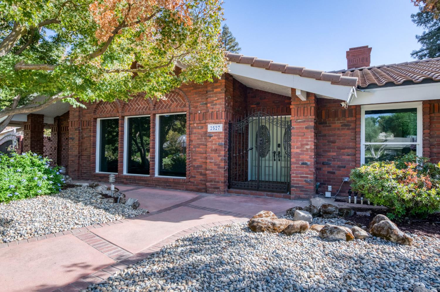 2527 W San Madele Ave, Fresno, CA 93711