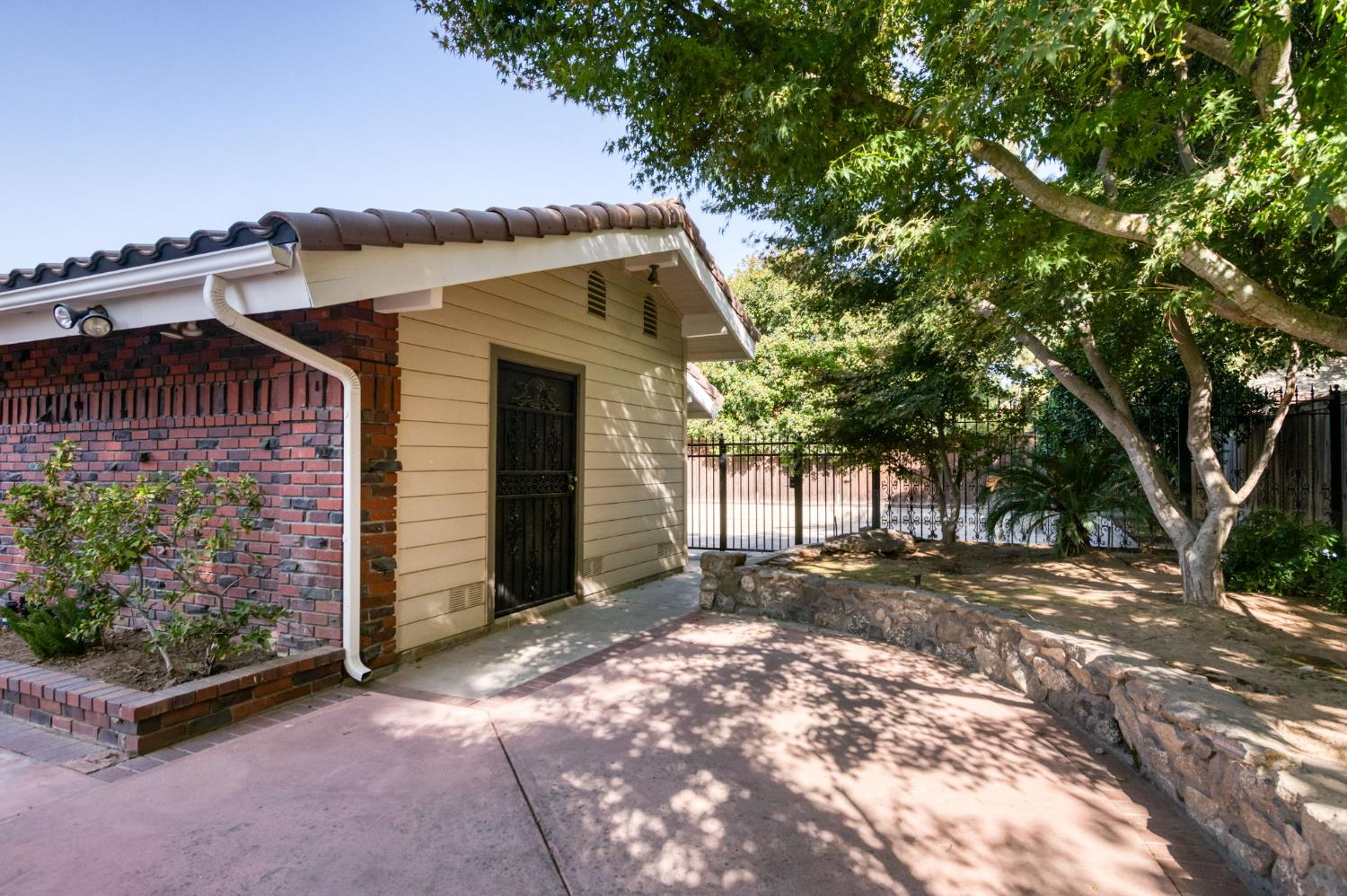 2527 W San Madele Ave, Fresno, CA 93711