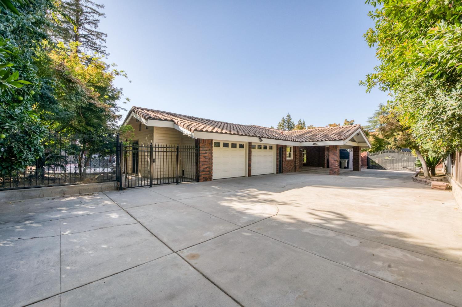 2527 W San Madele Ave, Fresno, CA 93711