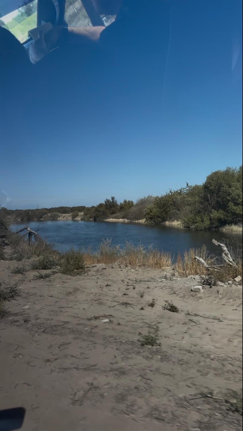 3298 11 1/2 Ave., Laton, CA 93242
