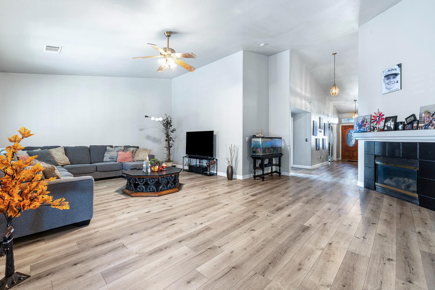 2649 Hillcrest St, Selma, CA 93662