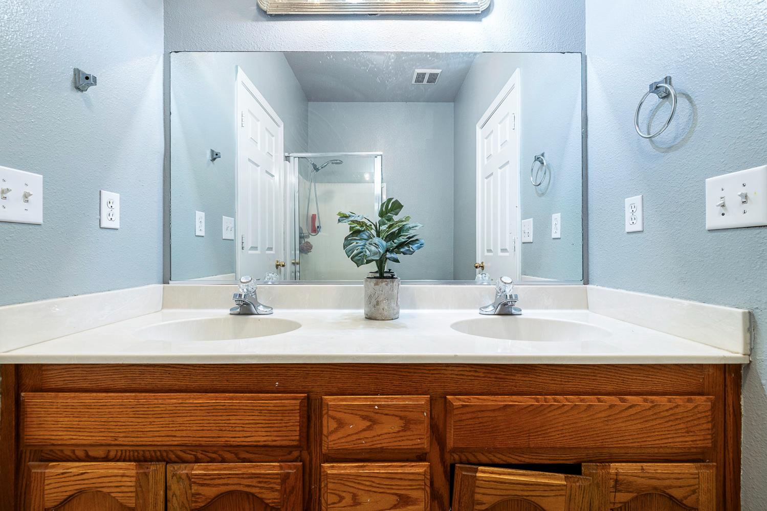 2649 Hillcrest St, Selma, CA 93662